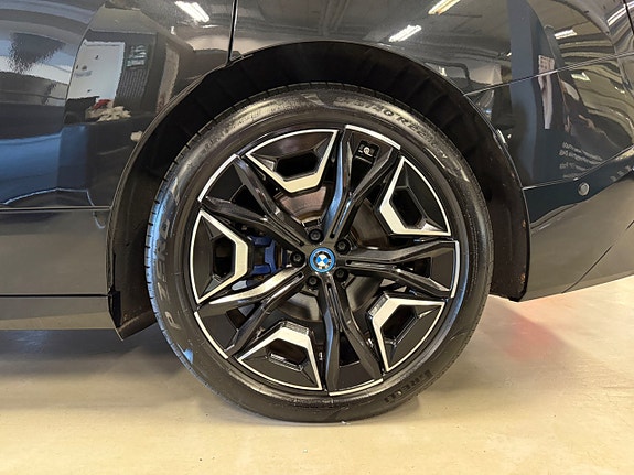 BMW iX 9 of 30