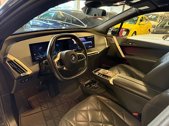 BMW iX 11 of 30