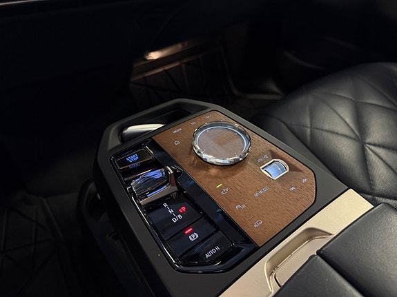 BMW iX 21 of 30