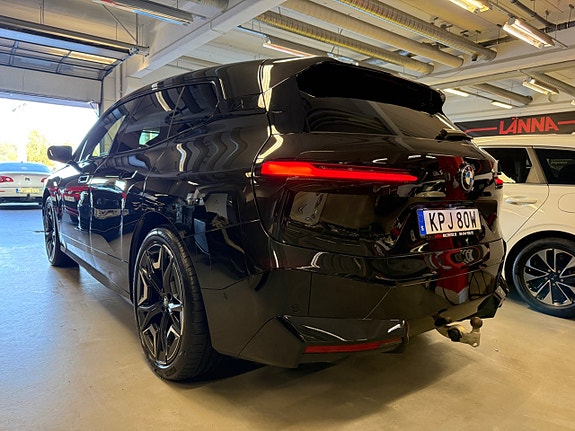 BMW iX 8 of 30