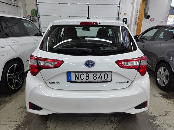 Toyota Yaris 7 of 16