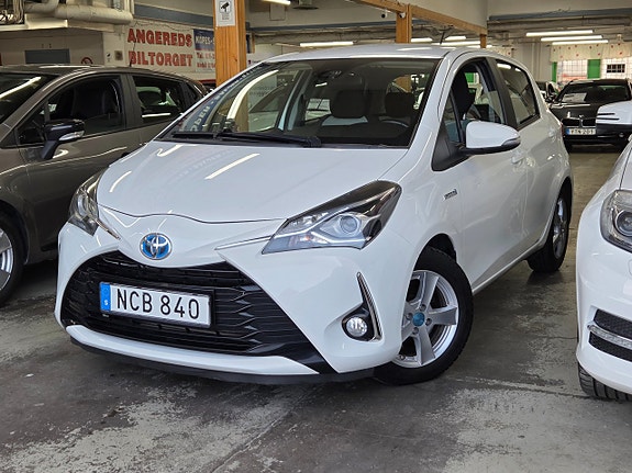 Toyota Yaris 2 of 16