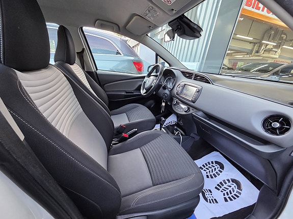 Toyota Yaris 8 of 16