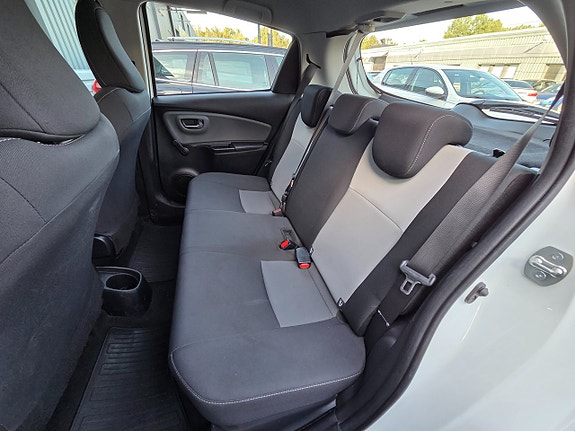 Toyota Yaris 13 of 16