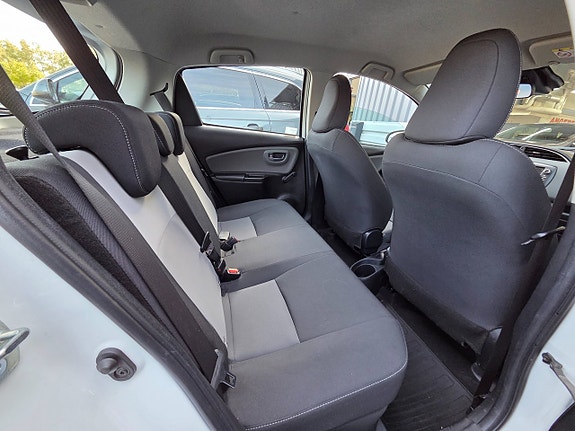 Toyota Yaris 10 of 16