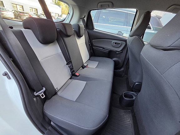 Toyota Yaris 11 of 16