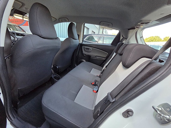 Toyota Yaris 12 of 16