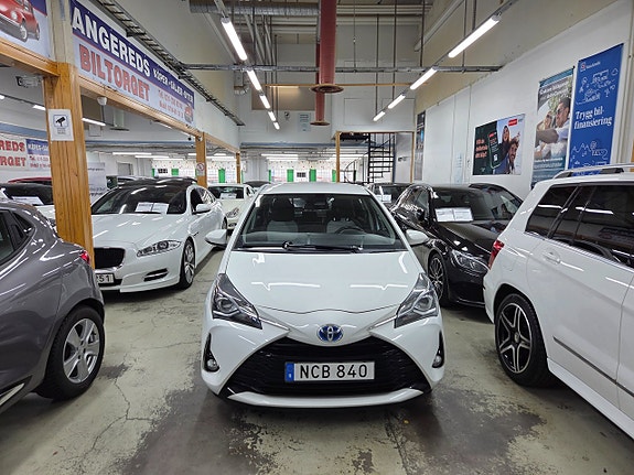 Toyota Yaris 3 of 16