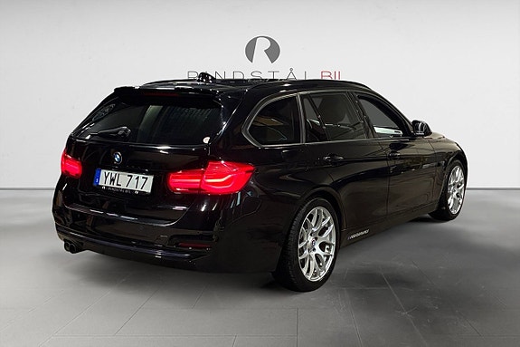 BMW 330i 7 of 17