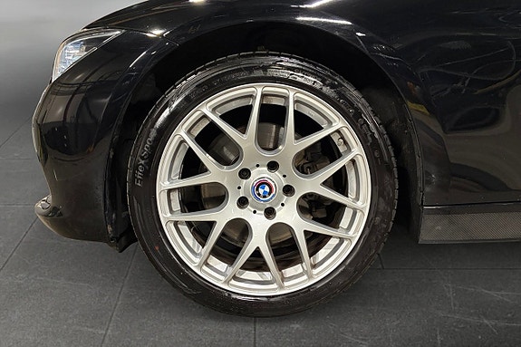 BMW 330i 16 of 17