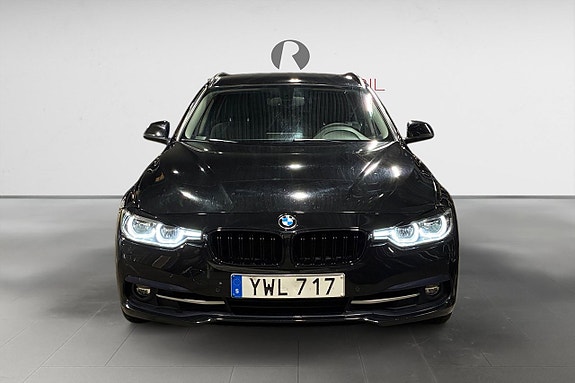 BMW 330i 10 of 17