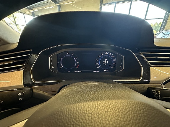 Volkswagen Passat 9 of 26