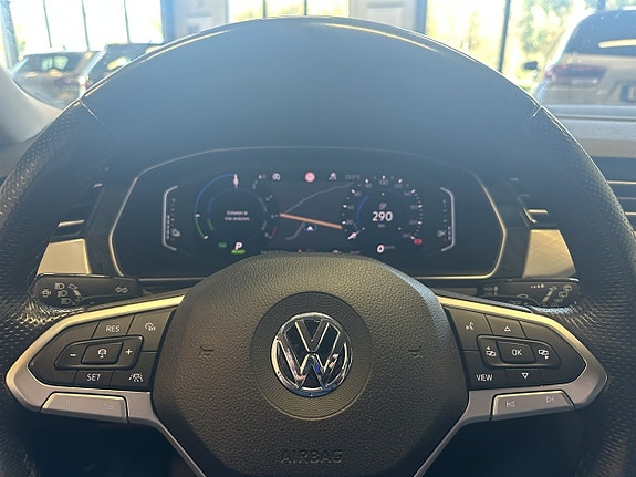 Volkswagen Passat 10 of 26
