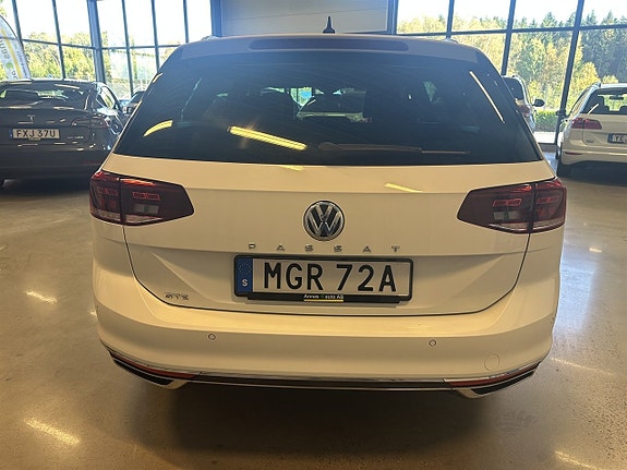 Volkswagen Passat 3 of 26