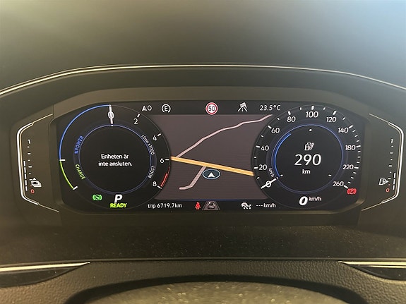 Volkswagen Passat 11 of 26