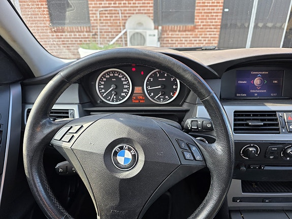 BMW 523i 5 of 6