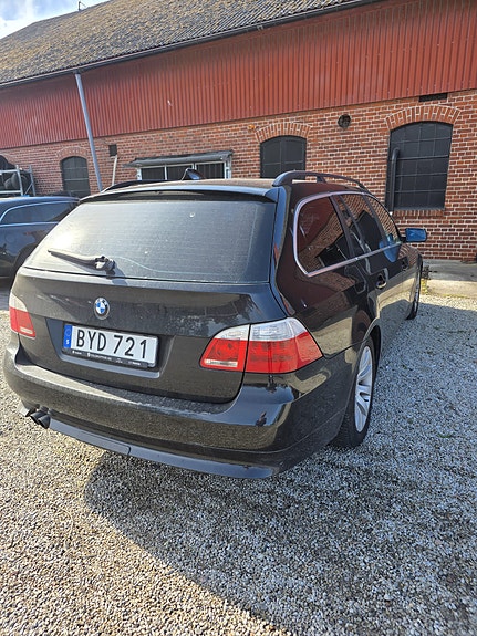 BMW 523i 2 of 6