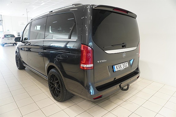 Mercedes-Benz V250 3 of 18