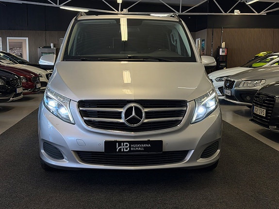 Mercedes-Benz V250 2 of 19