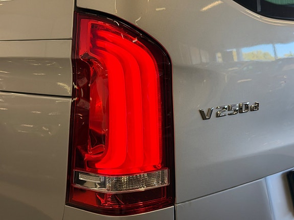 Mercedes-Benz V250 12 of 19