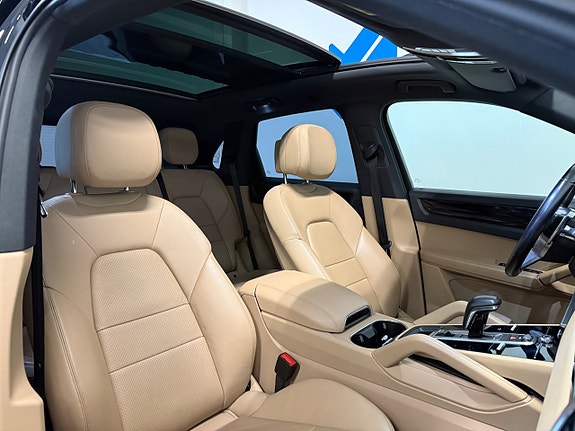 Porsche Cayenne 9 of 21