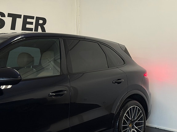 Porsche Cayenne 2 of 21