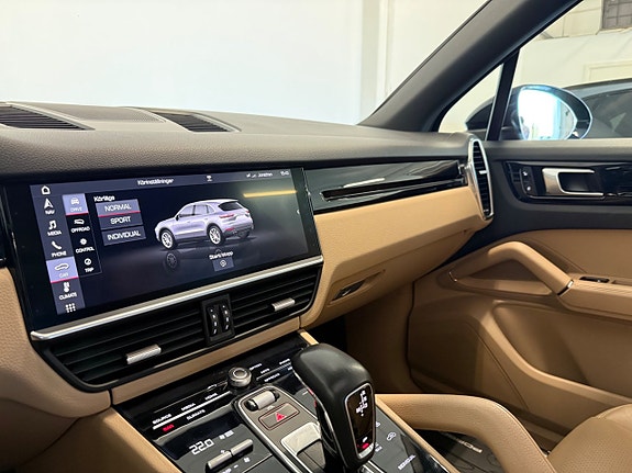 Porsche Cayenne 14 of 21