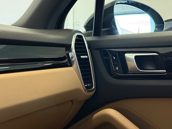 Porsche Cayenne 17 of 21