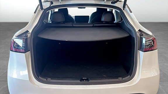 Tesla Model Y 10 of 15