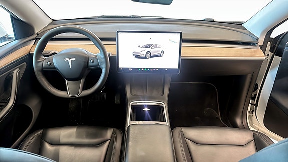 Tesla Model Y 4 of 15