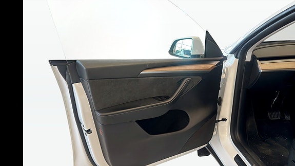 Tesla Model Y 11 of 15