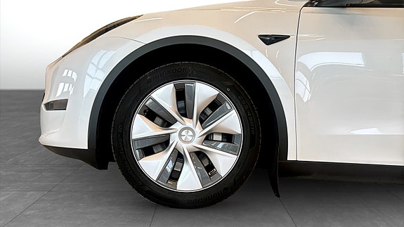 Tesla Model Y 9 of 15