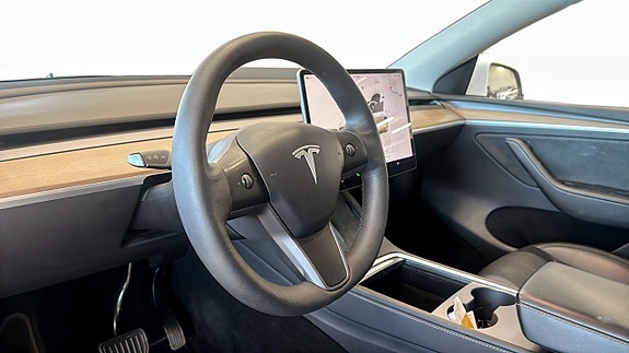Tesla Model Y 12 of 15