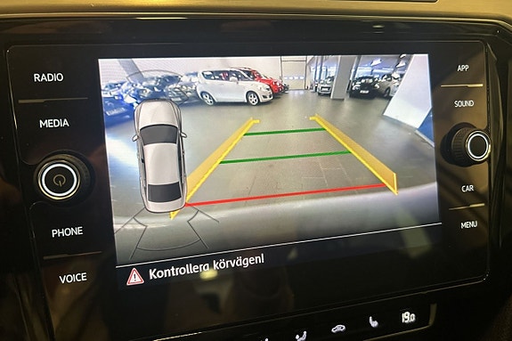 Volkswagen Passat 18 of 25