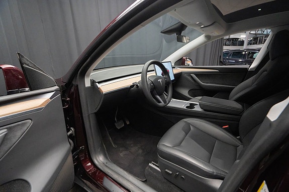 Tesla Model Y 16 of 22