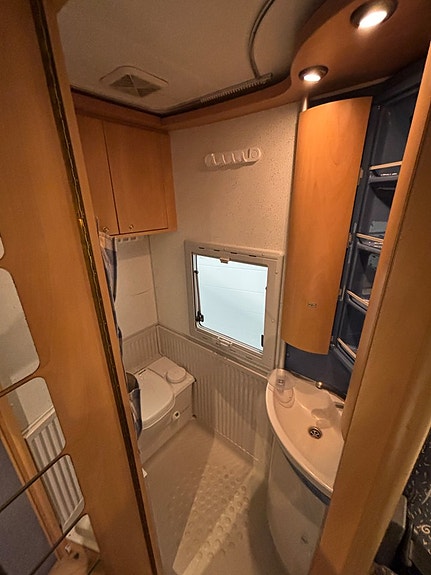 Bürstner A 536 6 åkande / 6 sov / Solcell / välskött / under 6 m 12 of 12
