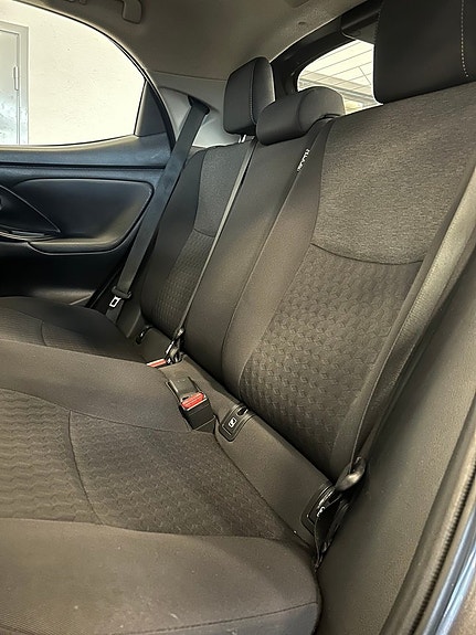 Toyota Yaris 13 of 30