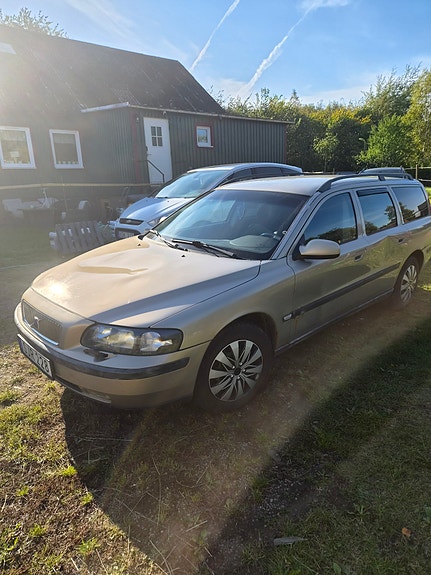 Volvo V70 2 of 5