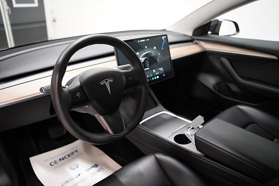 Tesla Model 3 7 of 24