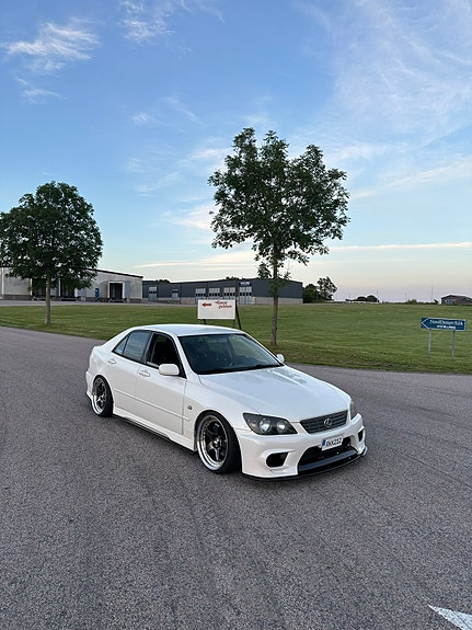 Lexus IS200 2 of 5