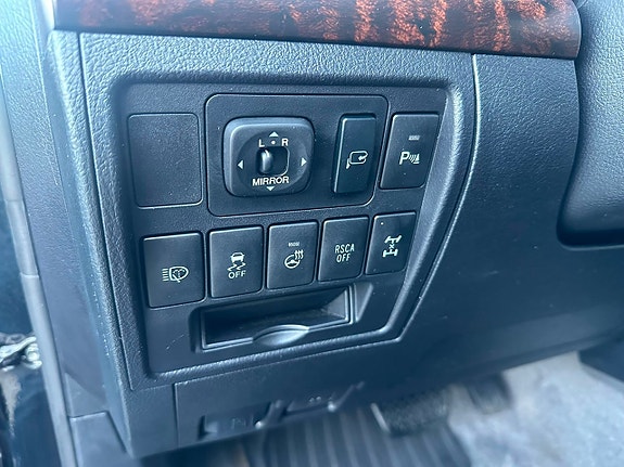 Toyota Land Cruiser 27 of 30