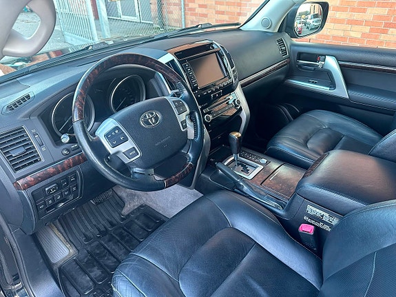 Toyota Land Cruiser 12 of 30