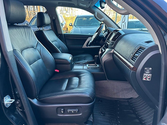 Toyota Land Cruiser 11 of 30