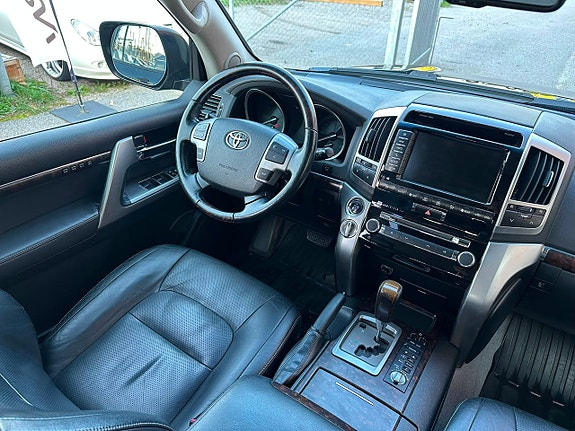 Toyota Land Cruiser 10 of 30