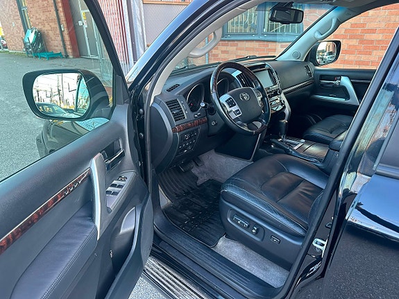 Toyota Land Cruiser 13 of 30