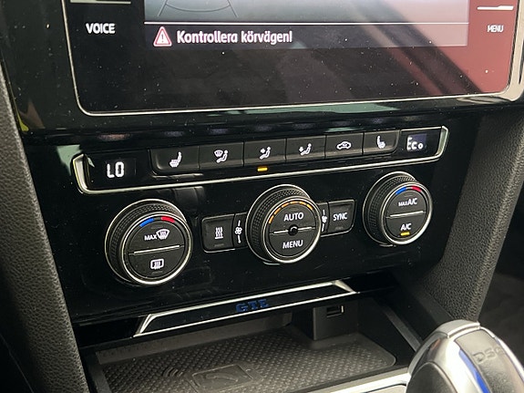 Volkswagen Passat 28 of 30