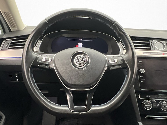 Volkswagen Passat 19 of 30