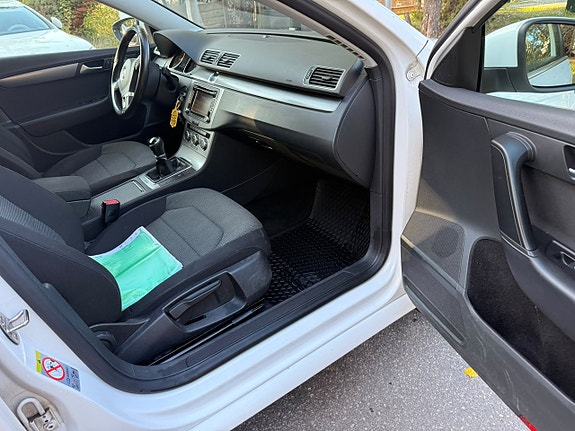 Volkswagen Passat 12 of 25