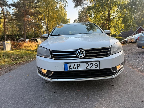 Volkswagen Passat 2 of 25