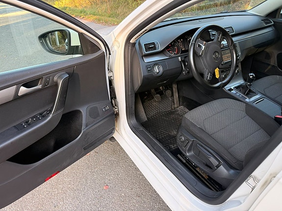Volkswagen Passat 14 of 25